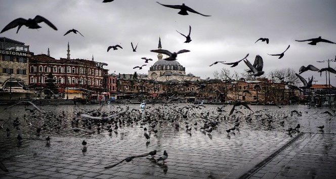İstanbul’da sokaklar ve caddeler ıssız kaldı
