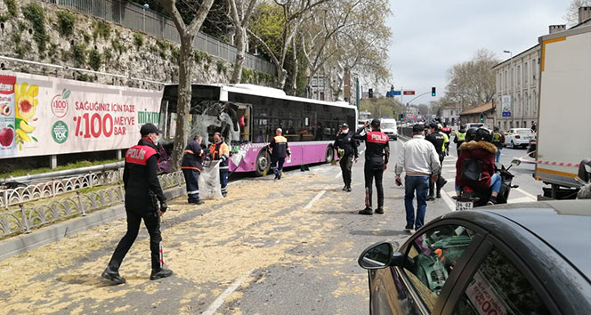 İstanbul’da belediye otobüsü önce kamyona sonra direk ve ağaca çarptı