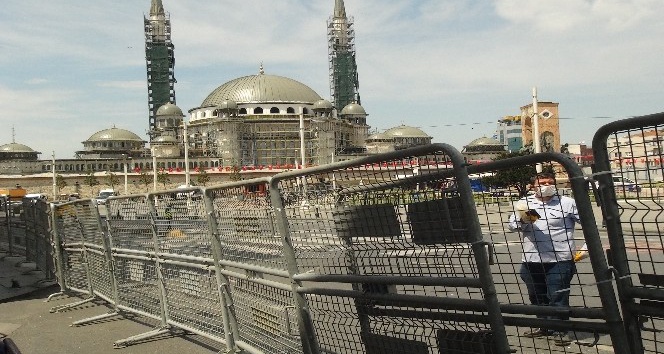 1 Mayıs tedbiri, Taksim’de meydana çıkan yollar barikatlarla kapatıldı