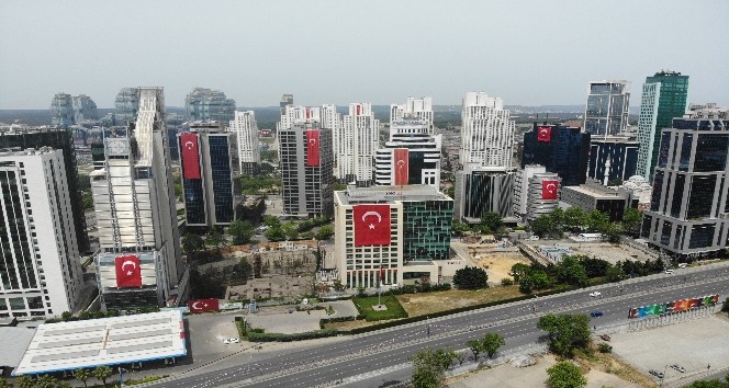 İstanbul’da gökdelenler 19 Mayıs için Türk Bayrakları ile süslendi