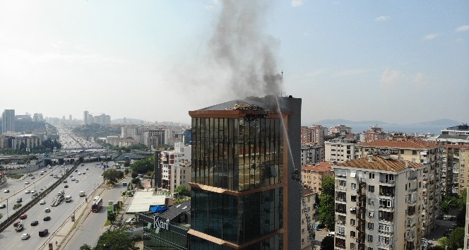 Kadıköy’de 14 katlı plazanın çatısında yangın çıktı