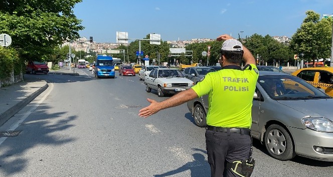 Polis ‘dur’ ihtarına uymayan minibüsü kovaladı