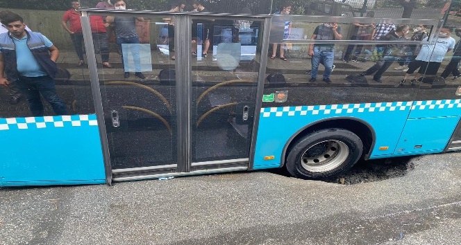 Özel Halk Otobüsünün arka tekerleği çukura saplandı