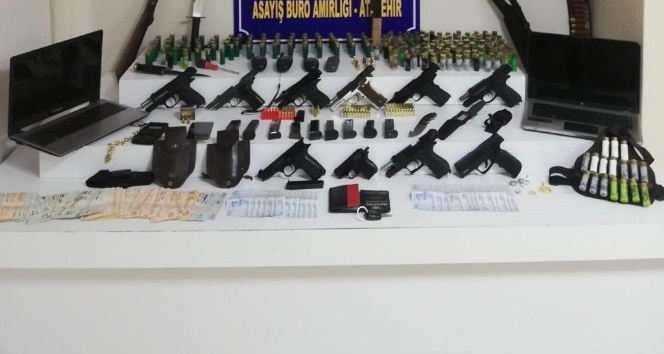 Ataşehir’de eve yapılan operasyonda 6 tabanca ele geçirildi