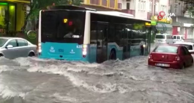 Sağanak yağış İstanbul’da bir çok ilçede etkili oldu