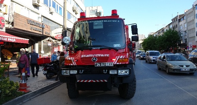 Kadıköy Bağdat Caddesi’nde iş merkezinde yangın çıktı