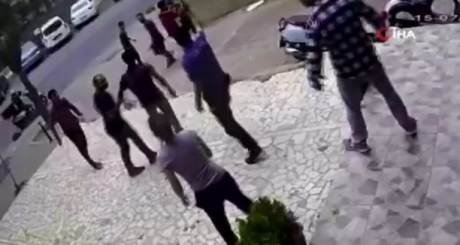 Kadıköy’de yine sokak ortasında bıçaklı sopalı kavga!