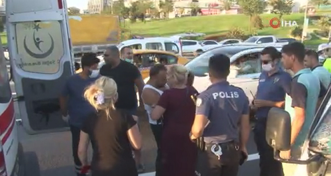 Kadıköy Göztepe E-5’te iki araç birbirine girdi: 3 yaralı