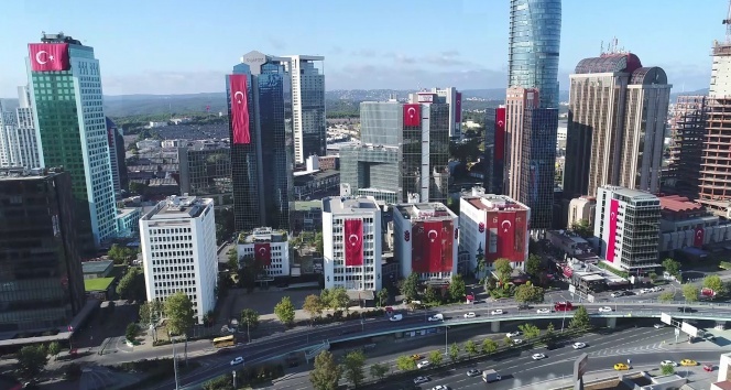 İstanbul’da Gökdelenler Dev Türk Bayraklarıyla Donatıldı