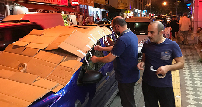 Beklenen sağanak yağış ve dolu öncesi İstanbullular araçlarını  battaniye, halı ve kartonlarla kapattı