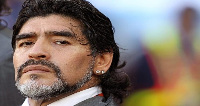 Arjantinli efsane futbolcu Diego Maradona 60 yaşında hayatını kaybetti.