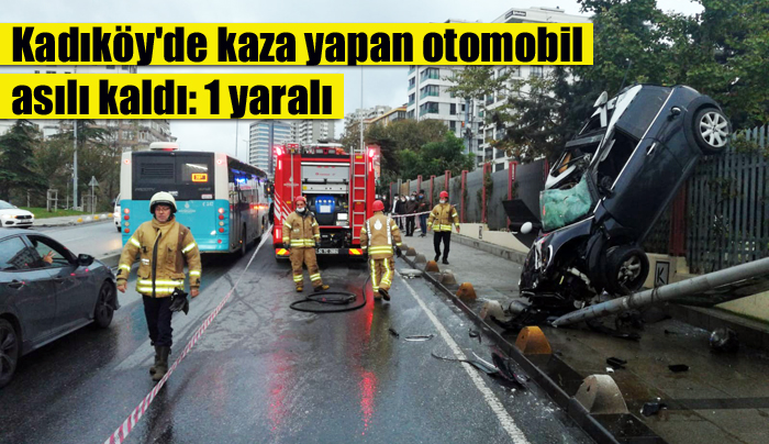 Kadıköy’de kaza yapan otomobil asılı kaldı: 1 yaralı