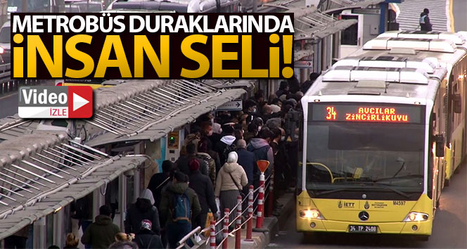 İstanbul’da trafik yoğunlaşırken, metrobüs duraklarında adeta insan seli oluştu