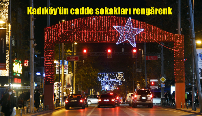 Kadıköy’ün sokakları rengârenk ışıklar ve dev heykel süslemeleri görsel bir şölene döndü