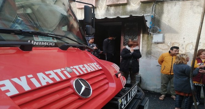 Kadıköy’de iki katlı binada yangın çıktı