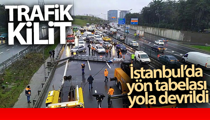 İstanbul’da Yön Tabelası Yola Devrildi, Trafik Sıkıştı
