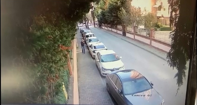 Kadıköy’de güpegündüz arabanın camını patlatıp, hırsızlık yaptı