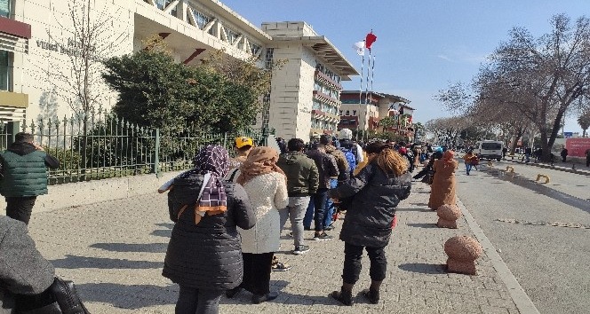 İstanbul’da vergi daireleri önünde uzun kuyruklar oluştu