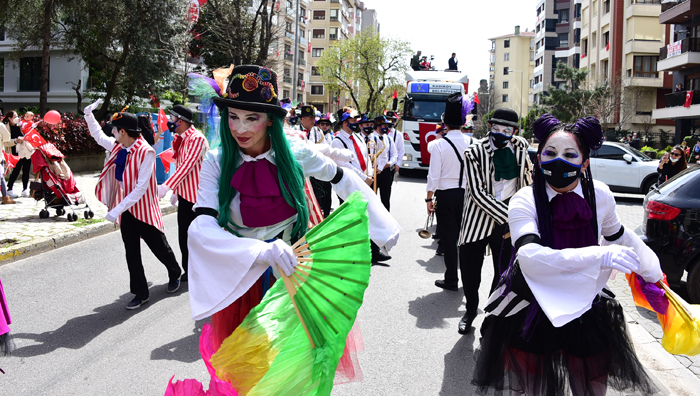 Kadıköy’de 23 Nisan Coşkusu Cadde ve Sokaklarda Yaşandı