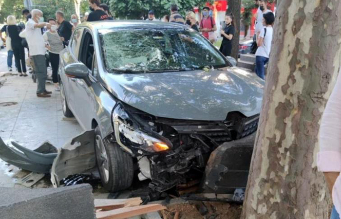 Kadıköy’de kontrolden çıkan araç kaldırımdaki yayaya çarptı: 1 ağır yaralı