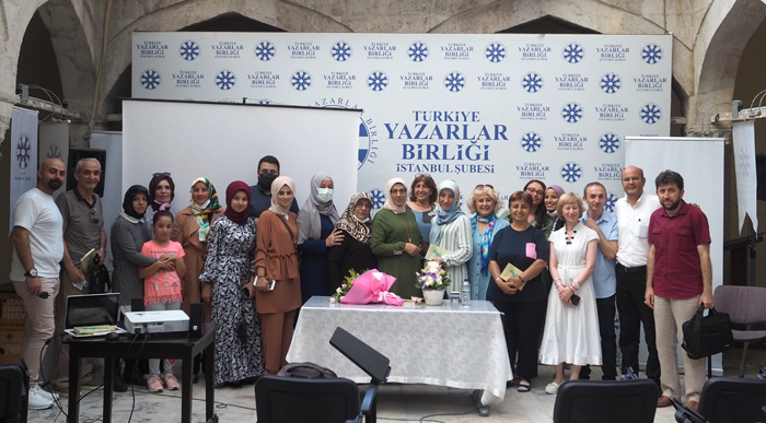 Şair Figen Özer, İstanbul Yazarlar Birliği Salonunda Şiirseverlerle Buluştu