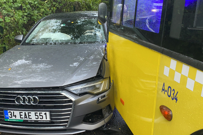 Yağmurlu havada virajı alamayan İETT otobüsü iki otomobile çarptı