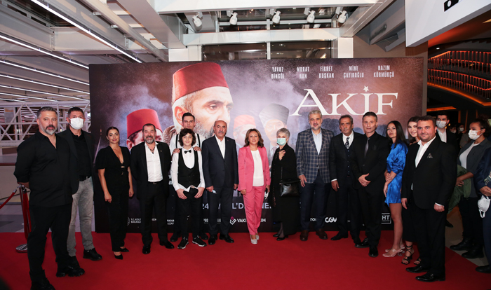Mehmet Âkif Ersoy’un İstiklâl Marşı’nı yazarken yaşadıklarını konu alan “Âkif” filminin galası yapıldı