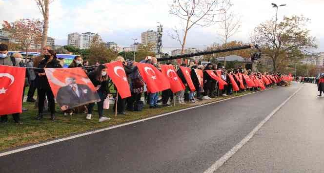 Kadıköy’de sosyal mesafeli “Ata’ya Saygı Zinciri” oluşturuldu