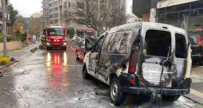 Kadıköy’de bir araç alev alev yandı