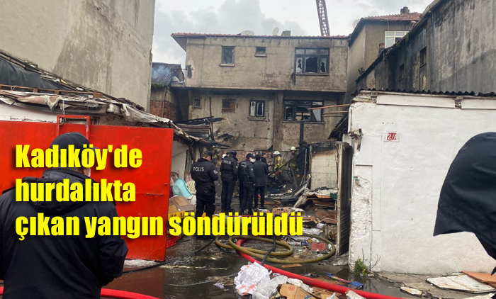 Kadıköy’de hurdalıkta çıkan yangın 2 binaya sıçradıktan sonra söndürüldü