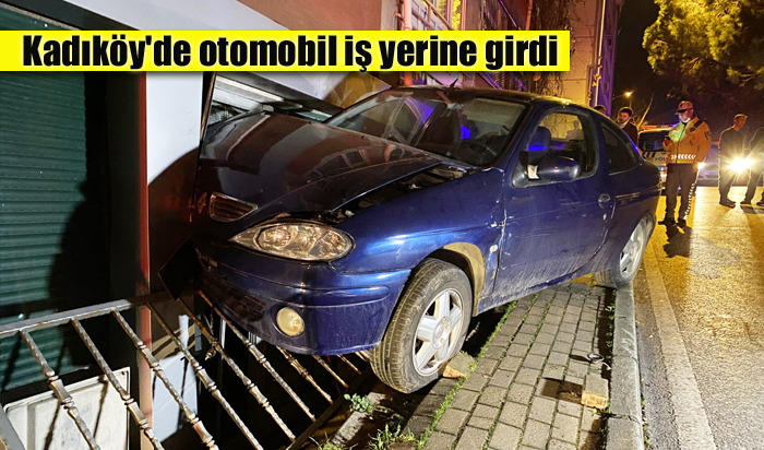 Kadıköy’de kontrolü kaybeden sürücü otomobil ile iş yerine çarptı