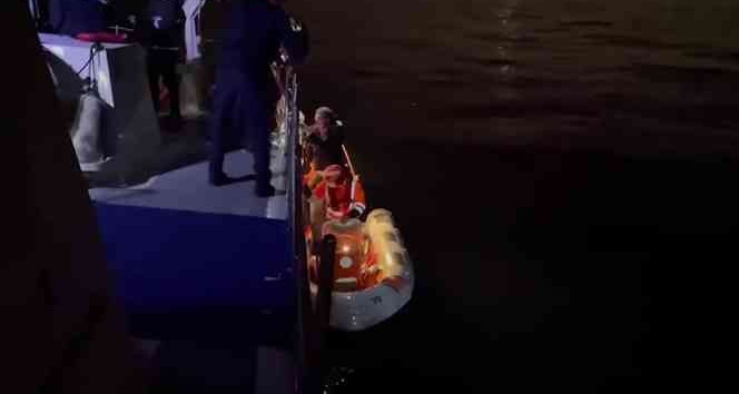 Kınalıada açıklarında karaya oturan teknedeki 5 kişi kurtarıldı