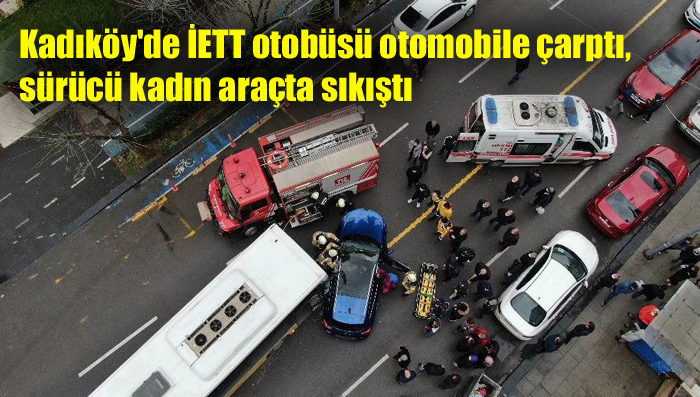 Kadıköy’de İETT otobüsü otomobile çarptı, sürücü kadın araçta sıkıştı