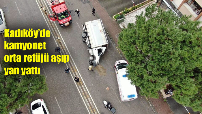 Kadıköy’de kamyonet orta refüjü aşıp yan yattı