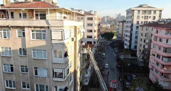 Kadıköy’de 6 katlı apartmanda yangın çıktı, iki kadın dumandan etkilendi