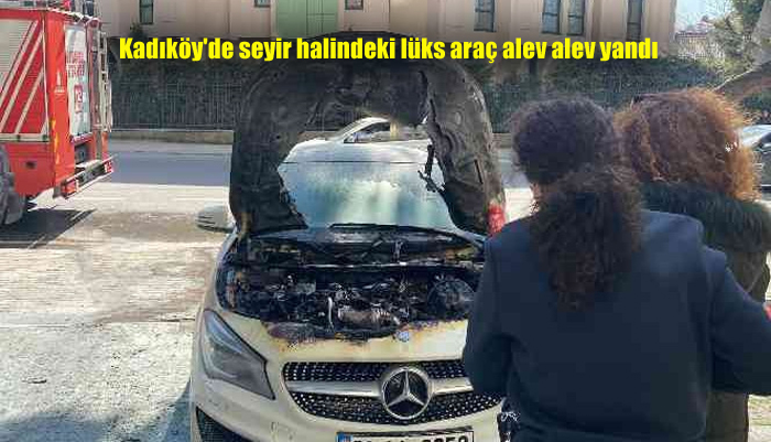 Kadıköy’de seyir halindeki lüks araç alev alev yandı