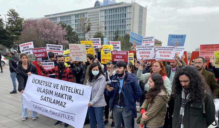 Üniversite öğrencileri, İBB önünde ulaşım zammını protesto etti