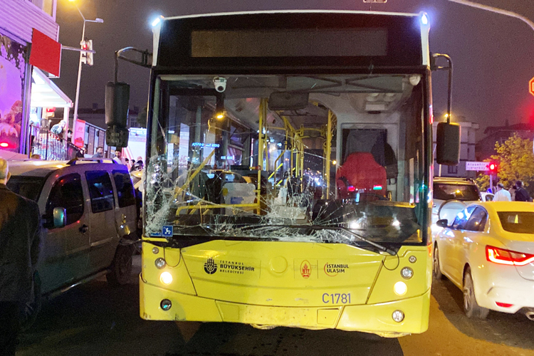 İETT otobüsü park halinde bulunan araca çarptı: 2 yaralı