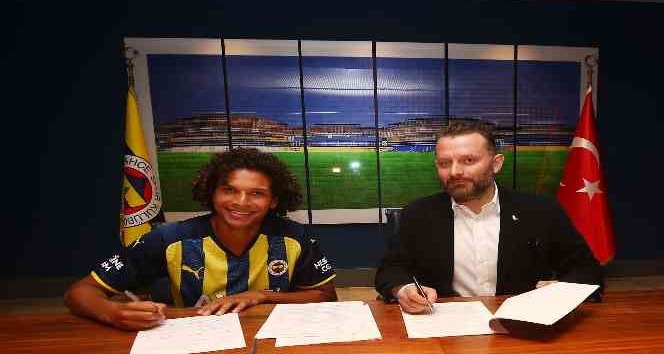Fenerbahçe, Brezilyalı futbolcu Willian Arao ile 2+1 yıllık sözleşme imzalandığını açıkladı