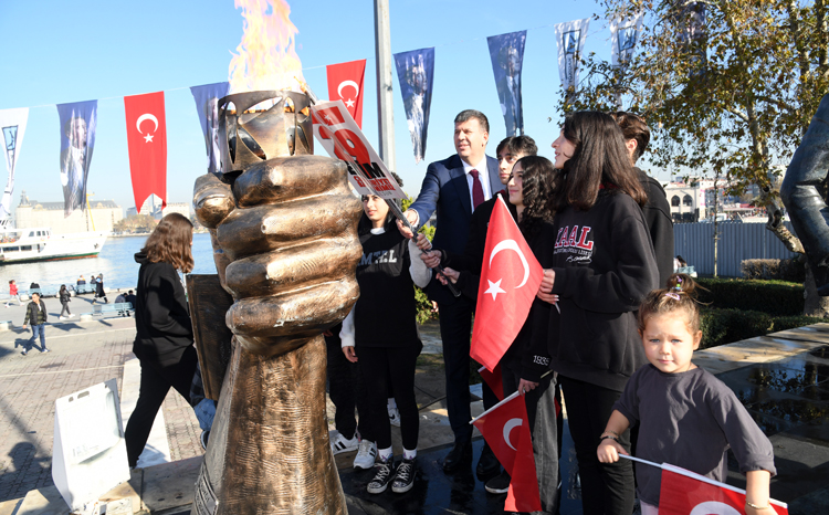 Kadıköy İskele Meydanı’nda Yakılan Cumhuriyet Meşalesi 29 Ekim’e Kadar Yanmaya Devam Edecek