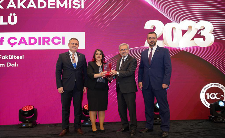 Eczacılık Akademisi 2023 Bilim Ödülüne Prof. Dr. Çadırcı Layık Görüldü