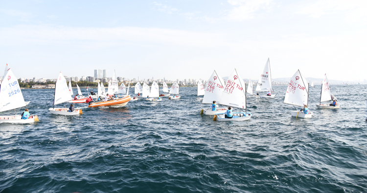 Kadıköy’de Cumhuriyet Kupası Yelken Yarışları başladı