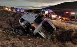 Afyonkarahisar’da yolcu otobüsü devrildi: 2 ölü, 21 yaralı!