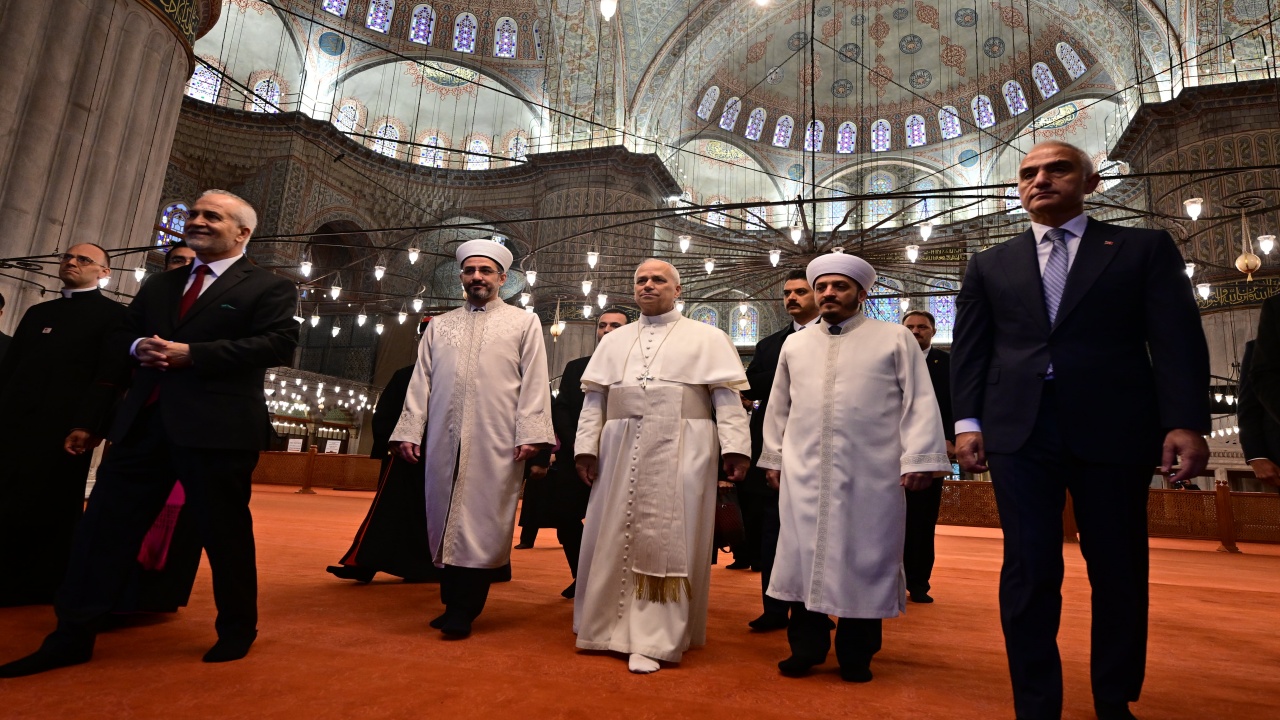 Papa 14. Leo’nun Sultanahmet Camii ziyareti gündem oldu: Dikkat çeken ‘ayakkabı’ detayı