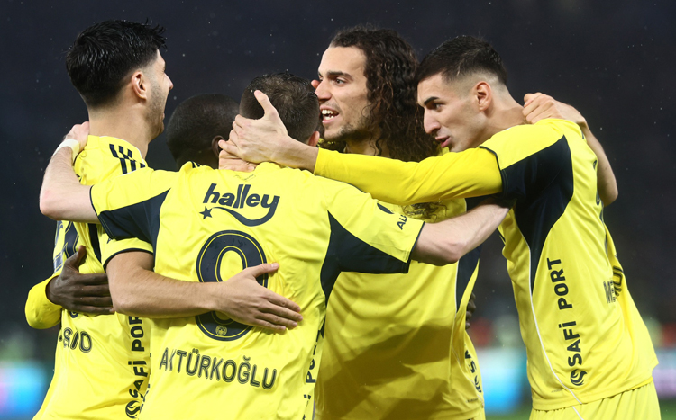 Fenerbahçe Trabzon deplasmanından ikinci yarıda üç puanı kaptı